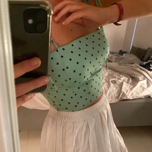 Zara topp - Jätte söt topp från Zara i storlek S. Inköpt förra sommaren men i bra skick! Somrig men passar lika bra nu som till sommaren! 