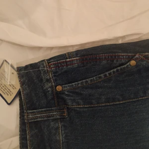 Byxor y2k - Skiiitfeta skater byxor med röd sömn, oanvända med alla lappar kvar (inte prislappen dock, fick dem som present). De når ungefär till vaden på mig som är 170 och är rätt Wide i benen! Frakt: 100