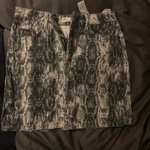 Zara kjol - Kjol från zara, supersnygg med orm mönster