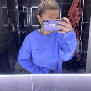 Nike tröja - Säljer nu min fina ”egen designad” Nike tröja, ser super bra å äkta ut, färg: baby blue (syns bäst på sista bilden) storlek M så lite oversize (kund står för frakt 63kr)💕💕högsta bud ligger på 350kr
