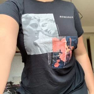 T-shirt  - T-shirt från gina med tryck. Väl använd men fortfarande i gott skick. Superfin till blå jeans. Storlek M men passar även bra att ha oversized. Pris 50kr + frakt🌶