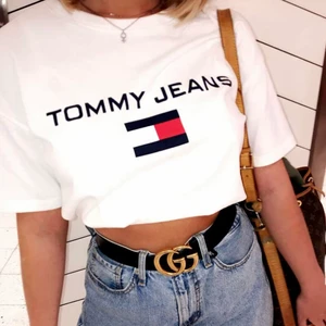Tommy Jeans T-Shirt  - Skön T-Shirt köpt på Zalando med Retro tryck. Måttligt använd därför i fint skick! Oversized på rätt ställen med lite kortare fit.