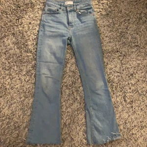 Jeans  - Ett par flare jeans från zara i storlek 32💙köparen står för frakten, kan också mötas upp i Stockholm💙