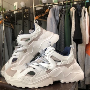 HELT NYA chunky sneakers  - SPRILLANS nya, vita chunky sneakers från pull&bear. Skiiitsnygga, men köpte dem tyvärr i fel storlek och kan inte lämna tillbaka dem :( priset går absolut att diskutera, vid snabbaffär! Nypris: 599 (säljer de så billigt då jag vill bli av med dem så fort som möjligt!)
