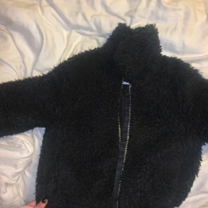 TEDDYJACKA - Säljer min fina teddyjacka ifrån hm✨ knappt använd! Nypris: runt 500kr. Köparen står för frakten!☺️