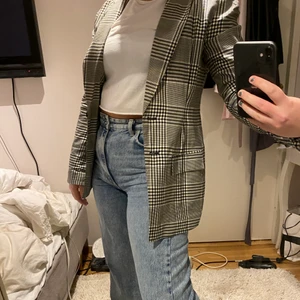 Rutig kavaj NA-KD  - Fin rutig kavaj, använd fåtal gånger och är som nyskick! Är i st 36 men passar 36-38 