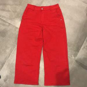 Endast provade röda jeans. De är från trend house i storlek s. Något kortare och lösare modell, påminner om min jeans. Buda!