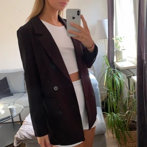 Dubbelknäppt oversize kavaj - Svart dubbelknäppt oversize kavaj i längre modell från Gina tricot. Superfina detaljer. Strl 36. Använd en gång.