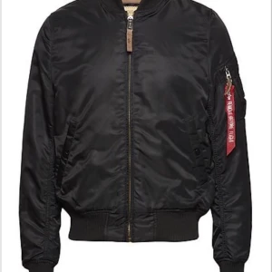 Bomberjacka alpa industries - Fin, skön höstjacka från alpha industries. Använd för ca två år sedan en höst så den är i bra skick. Används inte därför säljs den💜 original pris 2190kr,,, frakt tillkommer💜 