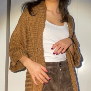 lång cardigan - höstig stickad cardigan från VILA i storlek XS. Superbekväm och kliar inte alls. Perfekt för höst o vinterhalvåret! 