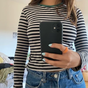 Randig långärmad tröja - Långärmad tröja från stravadius. Den har stretchigt material och är ganska tight på kroppen. Vid kragen är det en mörkgrön sömm. Storleken är M men passar med XS/S beroende på hur gikt man gillar. Skickas med spårbar post via DHL! Köparen står för frakt. 