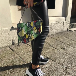 Väska - Svincool väska i ormskinns imitation i flera härliga färger som passar perfekt nu till hösten 💕🥰 skitsnygg till en helsvart outfit tycker jag. Använd enstaka gång 💗 BUDA I KOMMENTARERNA (kan skickas mot fraktkostnad) 