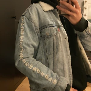 As ball Levi’s Jenasjacka  - Skitsnygg Levi’s jeans jacka som tyvärr inte kommer till användning längre. Köptes för ett år sedan för 1300, men fortfarande är den väldigt fräsch och bra skick. Är använd men inte väl så den har ej några skavanker. Köparen står för frakten, skriv PM för pris på frakt ❣️