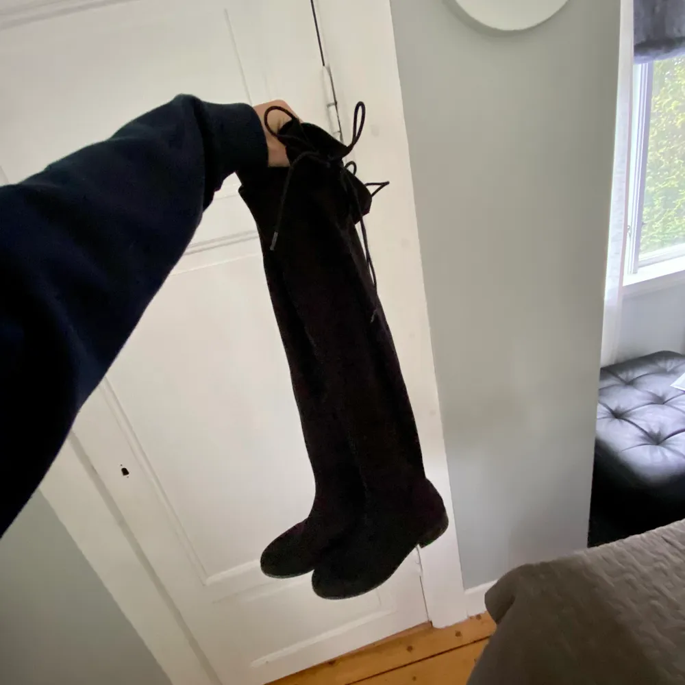 ”Flat over knee boot” från Nelly (NLY shoes) i storlek 37. Mockaimitation, stretchigt tyg. Snörning upptill på baksidan. Knappt använda, supersnygga. Nypris 599kr. Köparen står för frakten. Skor.