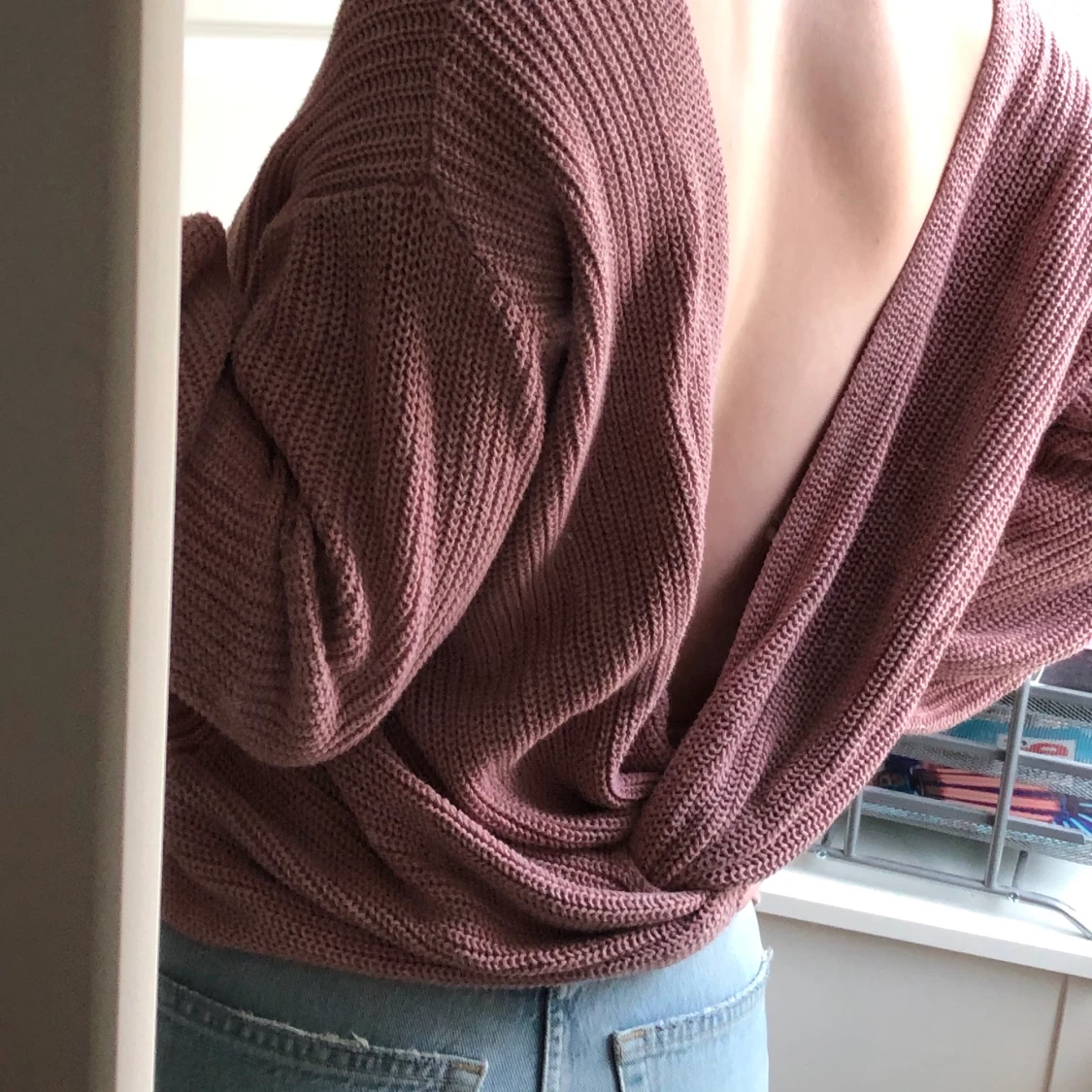 Stickad tröja med öppen rygg - 90