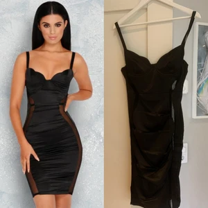 Ohpolly satinklänning i svart! - Klänning som ger dig en snygg figur i storlek 36 i satin från ohpolly! Aldrig använd. Kan skickas för fraktkostnad eller mötas upp i Kungsbacka!