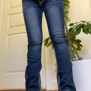Såååå snygga jeans - Världens snyggaste jeans😭 gör ont att sälja men måste då de är för små. Köpta secondhand, märket heter Fashion Industry men byxorna likar True Religion jeans😍 lite bootcut modell, se bilder. Storlek 40, men skulle säga att de är 36 ist då de är försmå för mig som har 38.