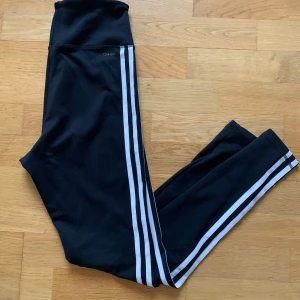 Adidas highwasted träningstights - Jättesnygga träningstights från Adidas i storlek Small, höga i midjan och sköna att ha på sig! Säljer för de är för små för mig:( frakt tillkommer på 42kr🥰