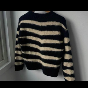 Stickad tröja - Tröja från mango i storlek s, tjock och varm.