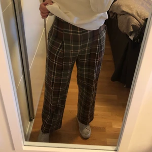 Rutiga byxor  - Superfina högmidjade, rutiga byxor från Urban outfitters! Mjukt och lite tjockare material så perfekt nu till hösten och vintern. Använda max 3 gånger. Säljer pga liite för korta för mig som är 172cm. Så skulle rekommendera att man är lite kortare än det men beror på hur långa ben man har osv 