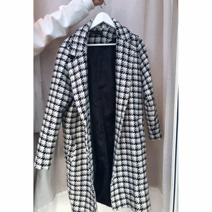 Rutig jacka från Chiquelle, strl 36 - Säljer denna fina kappan från Chiquelle i storlek 36 som jag köpte förra hösten. Passar perfekt till både höst och vinter🦋