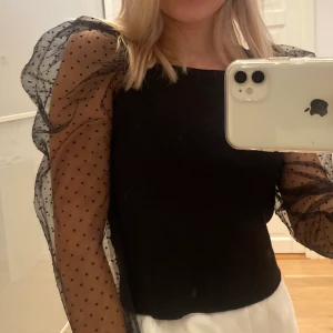 Topp med puffärmar - Jättefin topp med puffärmar från Boohoo, storlek s. Aldrig använd (lappen kvar)🖤🖤 150kr + frakt 