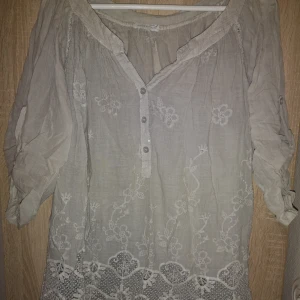 Ljusblå blus med volanger - Jättefin blus med virkade detaljer passar en xs och s made by italy