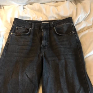Gråa raka jeans  - Raka jeans från ginatricot sitter snyggt och bra passform. Storlek 38 men jag skulle säga 36.