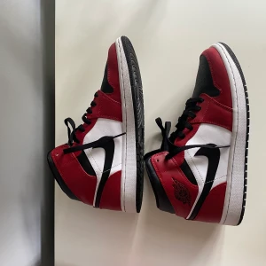 Nike air Jordan 1 Chicago - Ett par air Jordan 1! nästan helt nya använda ett fåtal gånger men är i bra skick! Kontakta för fler frågor :)🔥