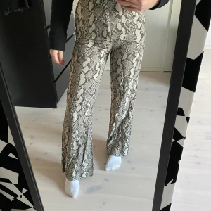 Ormmönstrade byxor - Fina byxor med ormskinnsmönster från HM, använda ett fåtal gånger (köparen står för frakten)