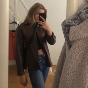 Brun läderjacka storlek S - Skit cool brun (fake)läder jacka! Vill jättegärna behålla men är storlek S och blir lite lite vid typ armhålorna och runt ryggen 😩😩 frakt tillkommer som köparen står för!