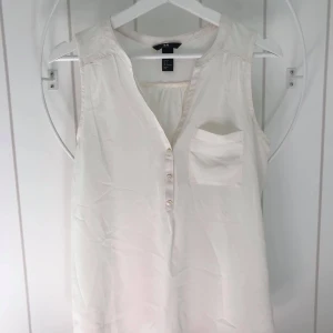 Blus, storlek S - Blus med litet märke på bröstfickan (därav pris). Märket syns ej om man har kavaj eller tröja till.