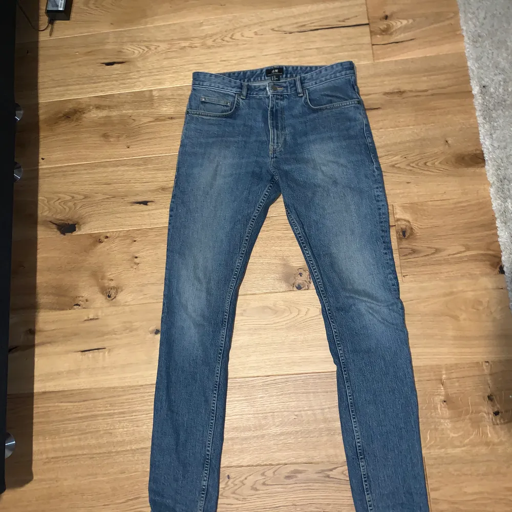 Säljer mina H&M jeans för bara 80kr i storlek 30. Jeansen är blåa och slim fit.. Jeans & Byxor.