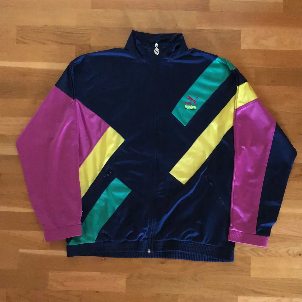 Säljer en över najs vintage Puma equipe zipper!! Riktigt svårt att få tag på just denna. Den är i grymt skick. Tröjan är från 90-talet. Storleken är en 7, vilket jag skulle motsvara till en L ungefär. Det är bara att hör av er om ni har någon fråga, ha det fint 🌎☀️☘️. Tröjor & Koftor.