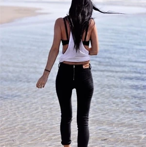 Acne jeans  - Acne jeans med dragkedja bak. Lånade bilder för att de är alldeles för små för mig. Oanvända men lapparna är borta. Köpta för 1699kr