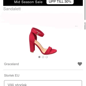 Röda sandalettklackar  - (Lånade bilder pga nerpackade) Röda sandalettklackar i typ ”sammets” material och spänne i guld, verkligen jääätttte fina!! Klacken är ganska hög, minns ej exakt! Klackarna är i storlek 40 och är aldrig använda, endaste testade inomhus! 