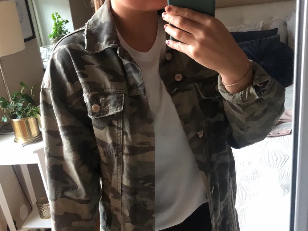 Snygg jacka i camoflagemönster med snygga detaljer från Zara. Storlek XS men den är oversized. Frakten är inkluderad i priset. . Jackor.