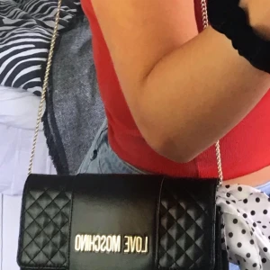 moschino väska - säljer nu min älskade moschino väska, äkta, köpt på jolina i borås. nypris 1500, bud från 500, väldigt varsamt använd, jättefin och enkel väska