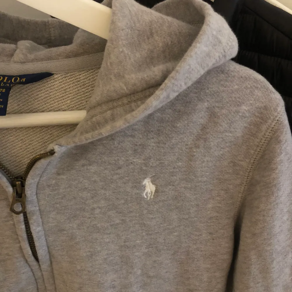 Säljer denna Ralph Lauren hoodie i nyskick🤍🤍 Köpare står för frakt.. Hoodies.