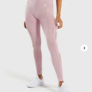 Säljer dessa rosa energy leggings från gymshark! Sjukt sköna och squatproof material. Använda endast fåtal gånger. Djur-och rökfritt hem