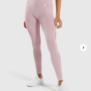 Gymshark leggings - Säljer dessa rosa energy leggings från gymshark! Sjukt sköna och squatproof material. Använda endast fåtal gånger. Djur-och rökfritt hem
