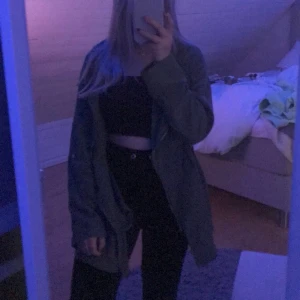 Tun jacka ❤️ - En grön tunn jacka, går in precis över rumpan och har lite kavaj style fram❤️  Köparen står för frakten 💕 