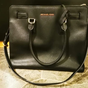 Michael kors MK  - Äkta MK väska i fint skick.        Mellanstor, Svart Inga skador. Sparsamt använd. 