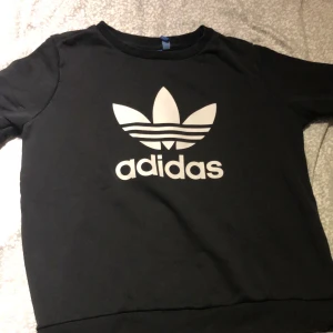 Sweatshirt 38 - Knappt använd sweatshirt ifrån addidas, knappt använd och inte nopprig 