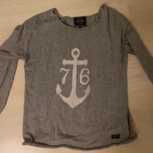 Fin grå tröja - Skön tröja i bra skick nästan aldrig använd. 