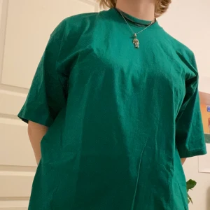 Skitsnygg t-shirt - Grön t-shirt köpt på Humana. Storlek M men jag tycker att den är stor i storleken, sitter mer som en L. Färgen är svår att få på bild. Den är grönare i verkligheten. 80 kr + frakt!