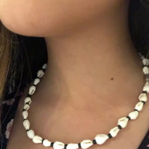 Ett jätte gulligt snäckhalsband  - Detta är ett super gulligt snäckhalsband🔥💗 Det passar alla! Och inte tungt. Och små snäck är på det kommer med godis i paketet😽✌️