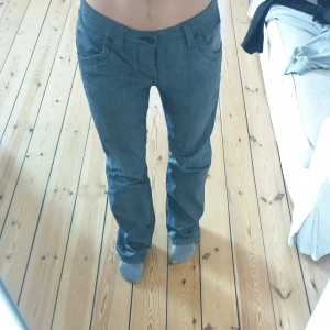 Gråa jeans - Second hand köpta jean, passar S-M skulle jag säga. Coola fickor. Jag är 173 cm