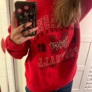 Collagetröja köpt på beyond retro - Collagetröja köpt på Beyond retro i storlek S/M kanske ? Köpt på Beyond retro men i väldigt bra skick. Avslutar budgivning imorgon kväll, högsta bud 310 kr! 