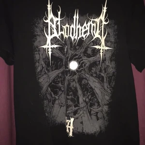 ft T-shirt! - Köpt på secondhand! Storlek M men sitter snyggt som en oversized S BUD PÅ 120kr